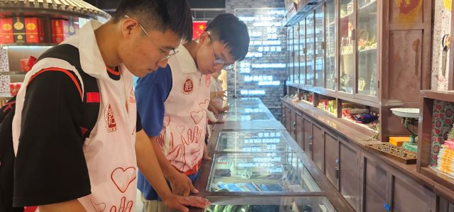 饼承百年韵 香传天下情——金笺淡墨专项志愿服务队