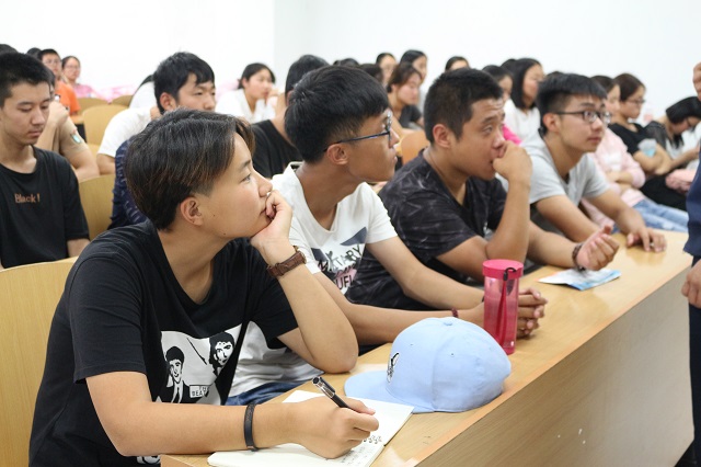 【辅导员说完满】强化法律观念 培养法制思维——食品与环境学院2016级举办辅导员说完满活动