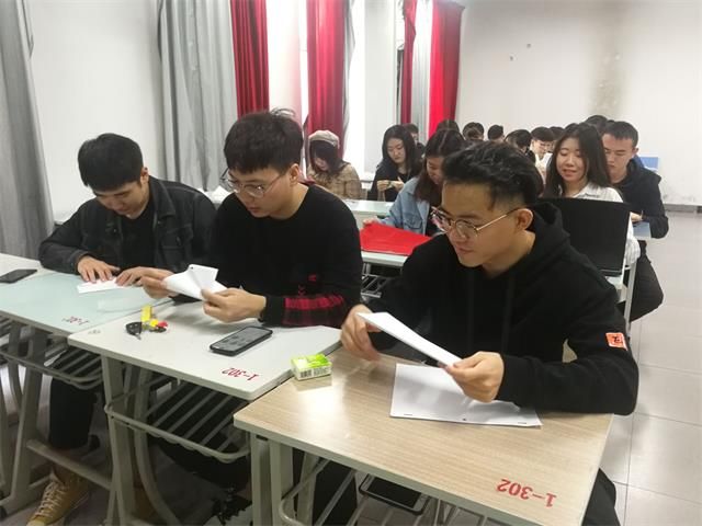 【完满活动】传承智慧 折出人生——艺术传媒学院动画1602班折纸才艺活动