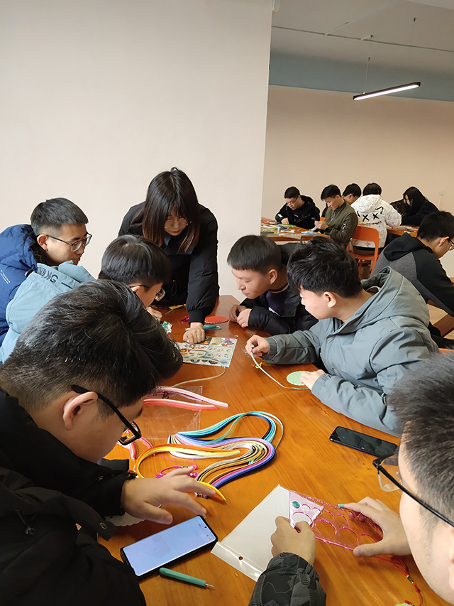 【1+1>2】指尖生花的艺术——艺术传媒学院创意衍纸主题活动