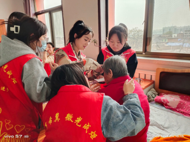 【完满团支部】弘扬雷锋精神 倡导雷锋新风尚——商务英语学院英语2206班完满团支部活动