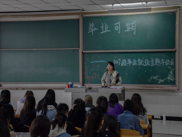 【辅导员说完满】繁华落尽 未来可期——食品与环境学院2017级主题年级会