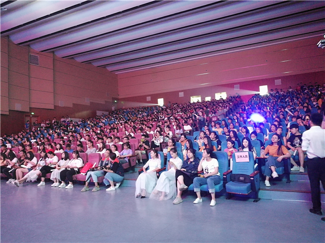 我校100多名打击乐手共同演绎触动灵魂的敲击——青藤周末之夜·音乐之夜绽放打击乐团专场演出