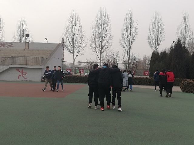 【完满班级】“三人四足”趣味运动——数据1801班“我的青春 我的style”班级活动