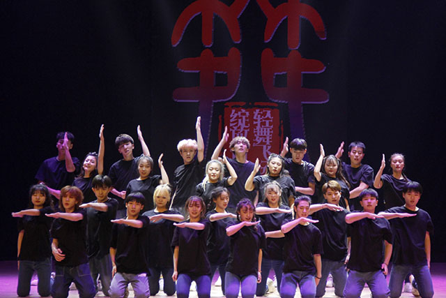 赞赞赞！冬天的第一场舞蹈风暴——第八届“轻舞飞扬·绽放青春”校园舞蹈大赛