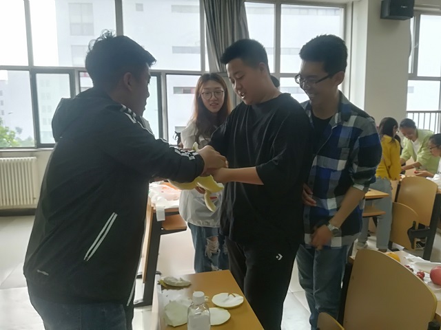 【完满班级】拼出属于我们的青春——淬炼商学院“艺”动青春主题活动(三十七)