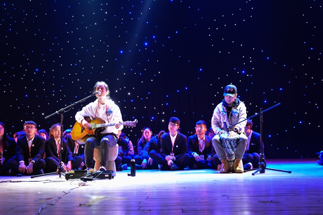 600名小屋的“族人们”齐聚乌马河随民谣律动——“大冰的小屋·百城百校音乐会”信息学院站