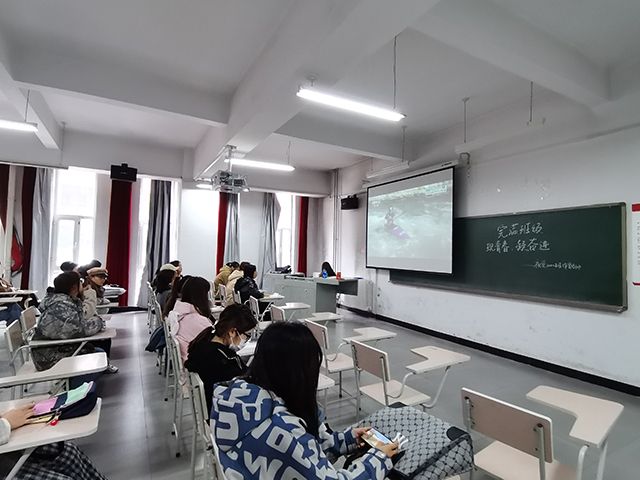 【完满班级】忆峥嵘岁月 传红色精神——艺术传媒学院视觉传达设计2002班“献青春 凝奋进”观影活动