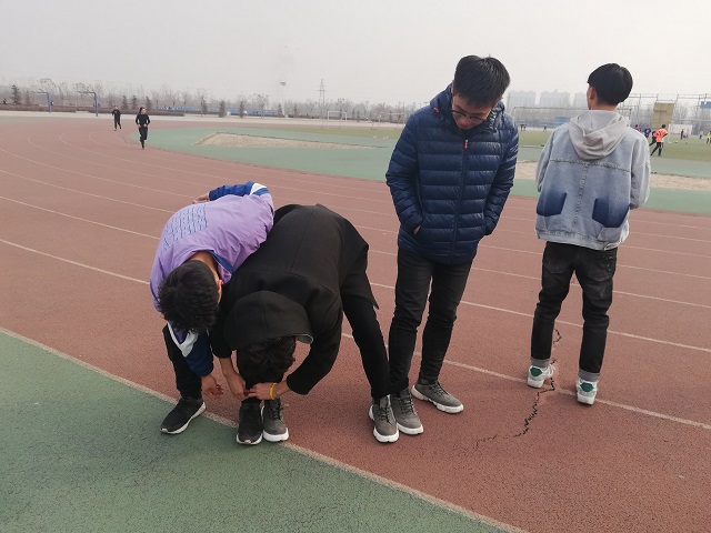 【完满班级】“三人四足”趣味运动——数据1801班“我的青春 我的style”班级活动