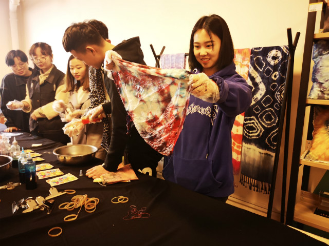 【1+1>2】体验扎染传统艺术 品味非遗之美