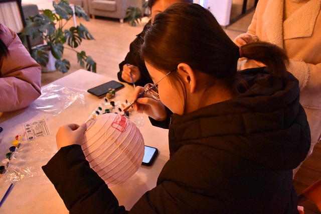 杏花学子巧手染灯笼 感受家文化