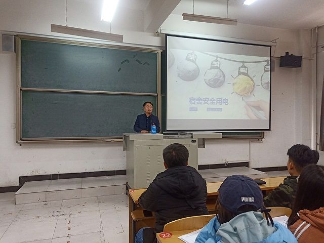 【辅导员说完满】“积极的心态 成功的一半”及宿舍安全用电知识普及——食品与环境学院2018级辅导员说完满