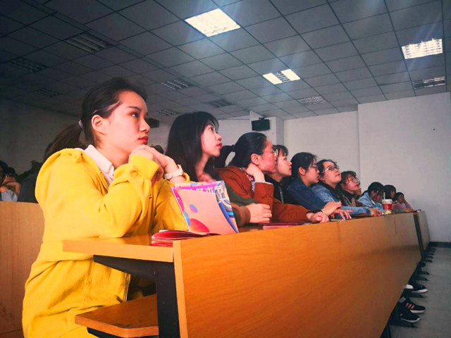 一千个人有一万种完满——淬炼商学院2018级“辅导员说完满”专题活动