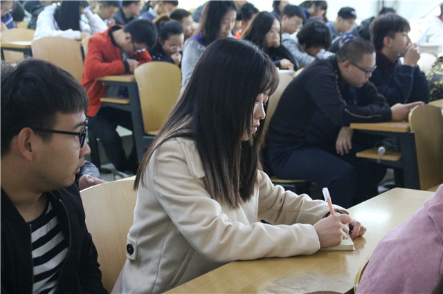 【辅导员说完满】要想生活过得去 切不能网贷糊涂——机电工程系2016级年级主题大会