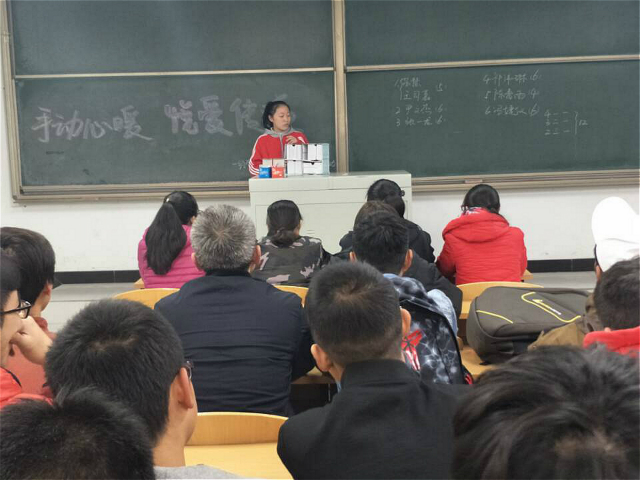 【完满班级】爱心在双手中开出最美的花朵——经济管理系经管1703班举办“手动心暖 悦爱传递”完满班级活动