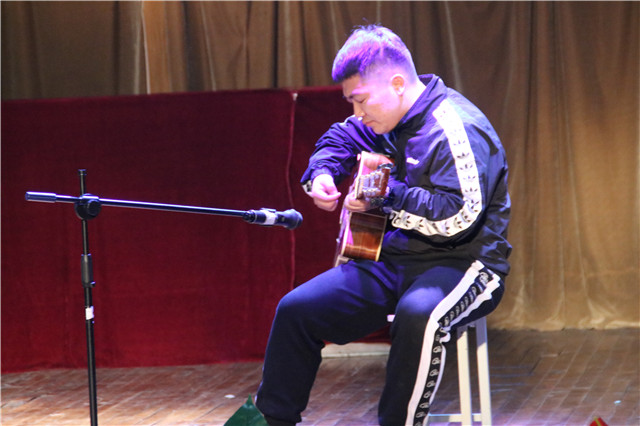 黑白的解说 争锋相对霸天下——机电工程系在第二届“信院杯模拟法庭大赛”中表现优秀