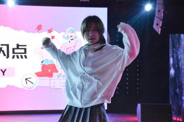 学生舞蹈盛宴:音乐与舞姿的完美融合——食品与环境学院音乐PARTY活动