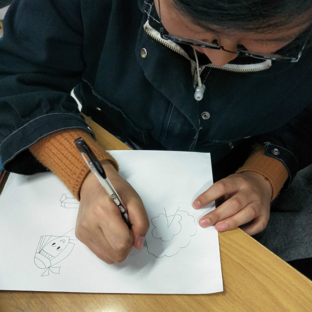 【完满班级】巧妙画单词 趣味学英语——经管系国贸1604班举办“疯狂单词秀”活动