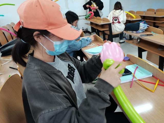 【完满班级】飞舞的气球 碰撞的灵魂——食品与环境学院食品2101班完满班级活动