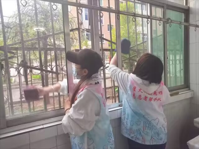关爱老年生活 重温热情岁月——经济与管理学院星火行动专项志愿服务队