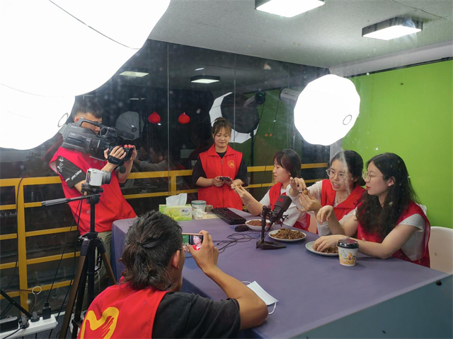 【三下乡】体验“助农主播”的一天 为农产品销售打开新出路——“传承红色基因”调研寻访团