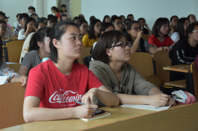 凝聚爱国一腔豪情 传递青春正能量——经济与管理学院给90后青年学子讲马克思