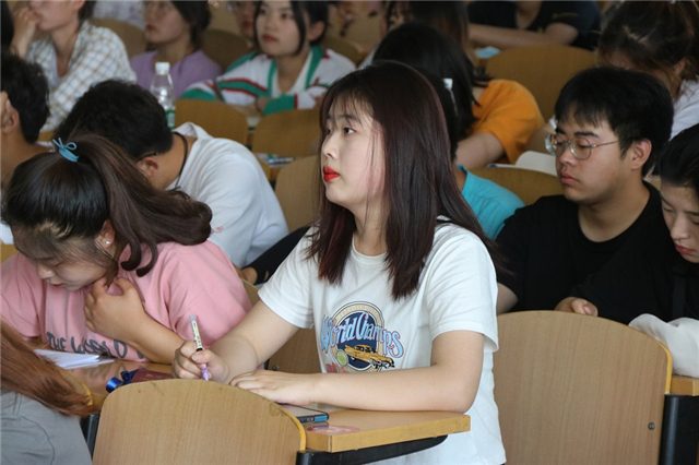 【青马工程】换个角度 感受青春芳华——第十二期“青马工程”学生骨干致远班第三期讲座