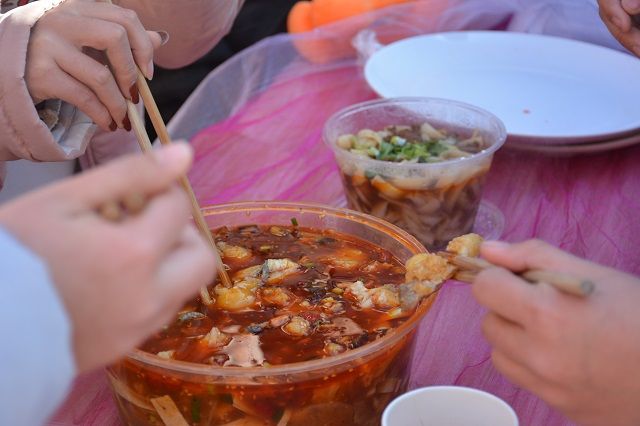 尝尽佳肴香飘十里 洗尽铅华佳作诱惑——食品与环境学院举办“舌尖上的诱惑”DIY美食慈善品鉴会