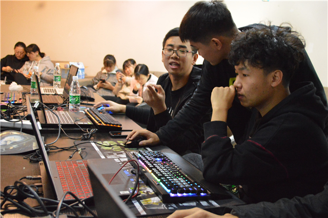 【完满班级】欢笑暖深秋 战场争英雄——网工1802“竞青春,筑梦想”LOL达人秀活动