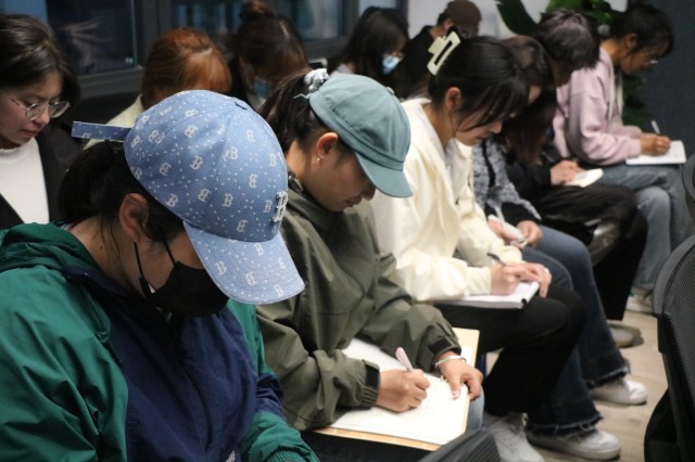 立时代潮头 颂完满新风——商务英语学院2022-2023学年第二学期完满教育工作中期师生座谈会