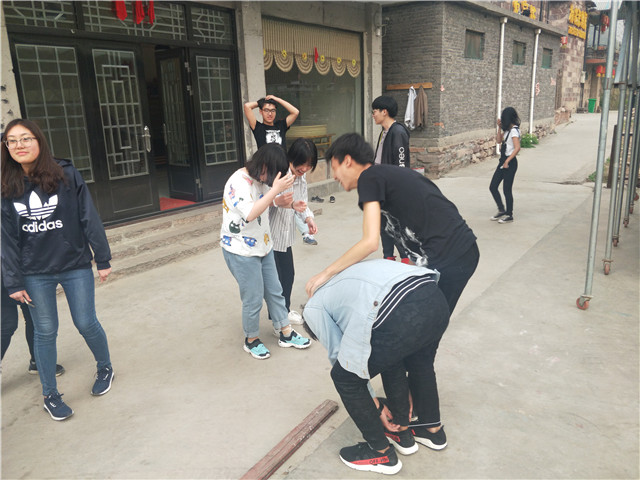 【完满班级】凝聚班级力量 团结一致共进——动画1701班举办“两人三足”完满班级活动