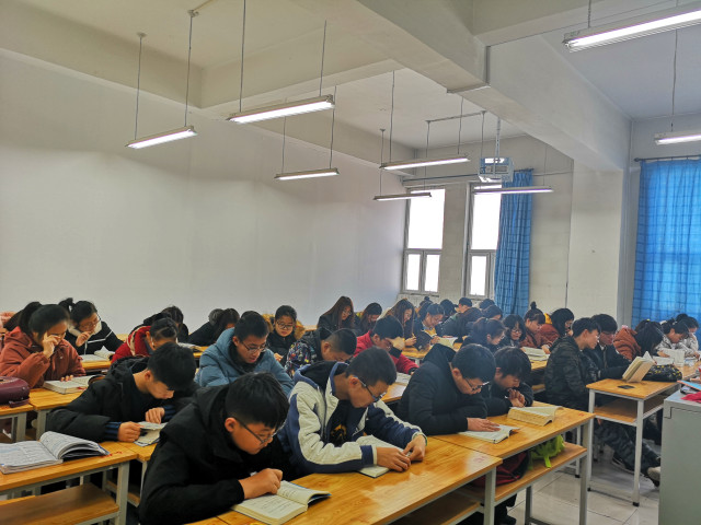 【完满班级】搭建心间桥梁 绽放青春之花——经济与管理学院十二月完满班级活动纪实（二）