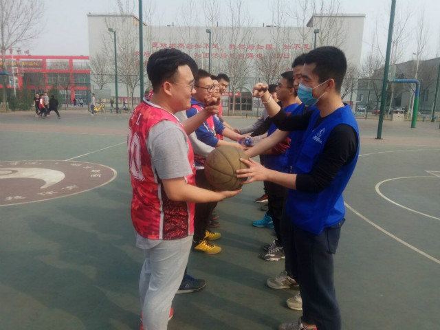 【完满班级】越战越勇 谁与争锋——艺术传媒系产品1601、环设1603举办篮球友谊对抗赛