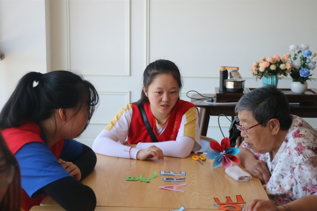浓浓爱心情 爱在夕阳间——“青鸟”志愿服务队走进养老院