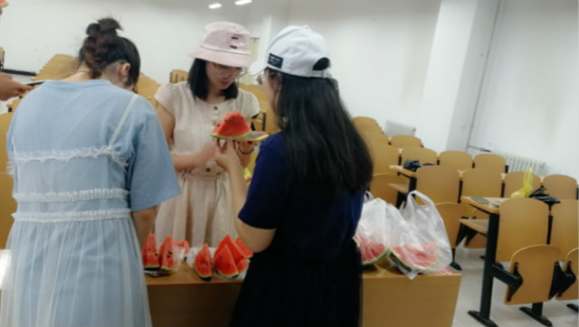 【社团快讯】夏日炎炎西瓜甜,爱商微生活·微商社举办吃“瓜”大赛