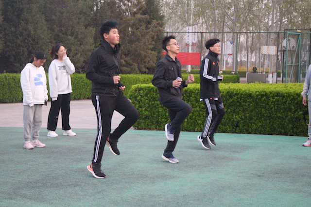 身披朝霞 淬炼商学院运动员们常备不懈