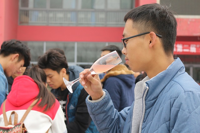 环科系举办第二届“蒸馏吧,水果们”食品酿酒节