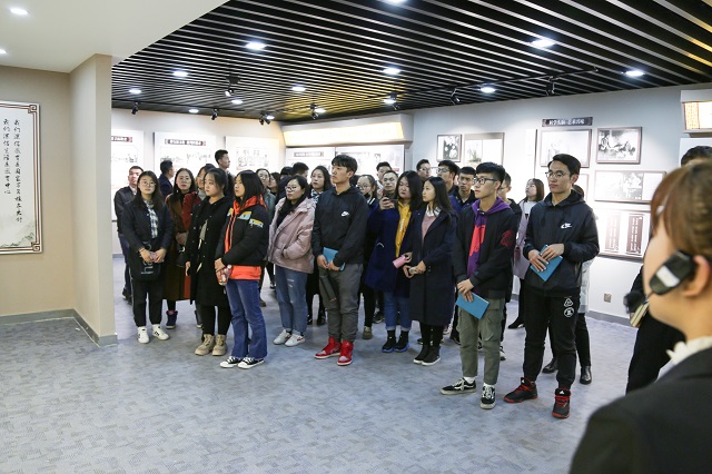 我校40余名师生赴陶行知研究馆参观学习