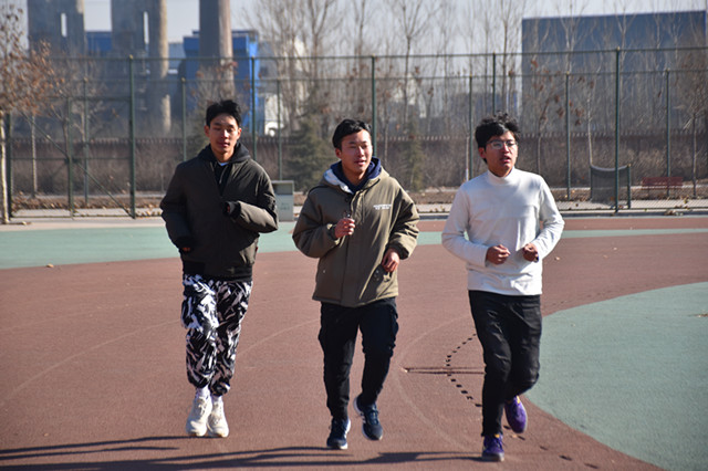 慢跑深呼吸 燃烧卡路里——大数据学院、信息工程学院举办了第一届“暖冬计划”慢跑比赛