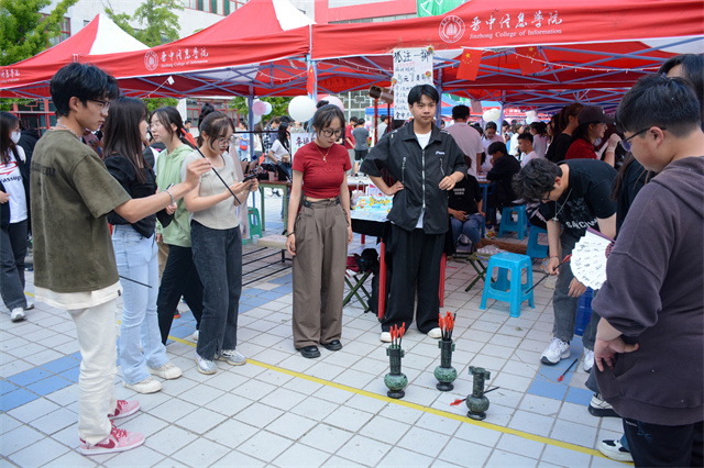 疯狂营销节 48个摊位 销售额突破14000元——第八届“专注商道 共谋经营”校园营销节