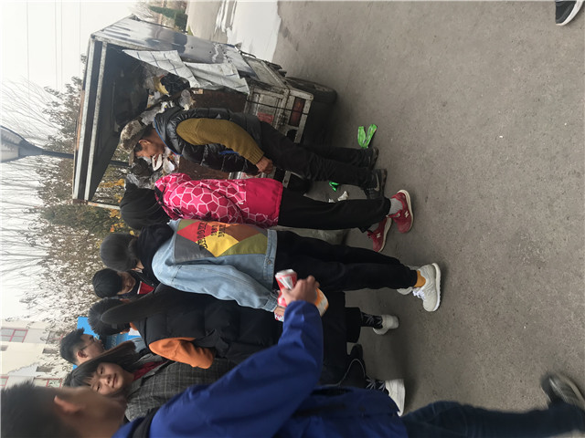 【完满班级】“你扔我捡 低碳生活”水瓶捐大爷——大数据学院、信息工程学院软工1604班开展完满班级活动