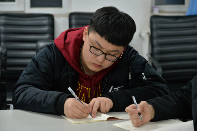 我校“点亮完满”调研实践团保险扶贫寒假社会实践活动顺利开展
