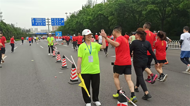 青春力量!我校200名青年志愿者助力太原马拉松赛