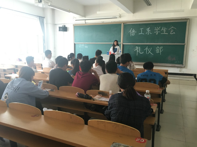 长江后浪推前浪 浮世新人赶旧人