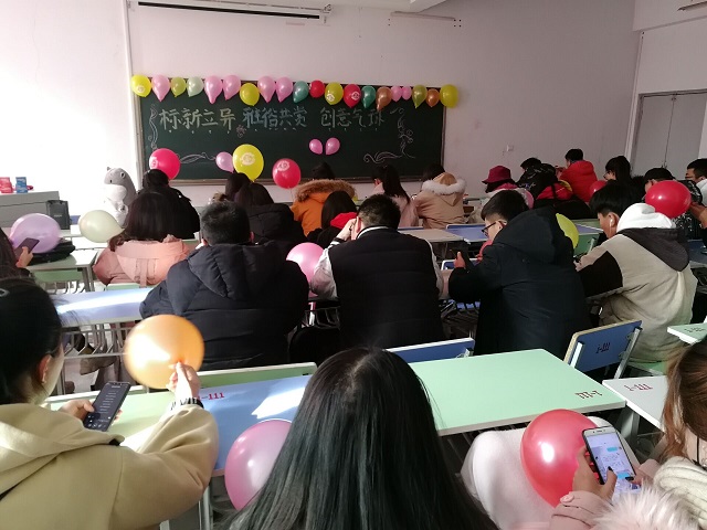 【完满班级】“标新立异 雅俗共赏” 创意捏气球——艺术传媒学院环设1801完满班级活动