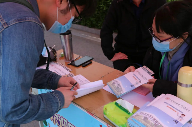 学工系统为首批毕业年级学子“回家”保驾护航