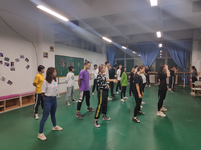 【音乐节】备战摇滚音乐节 大学生艺术团在路上