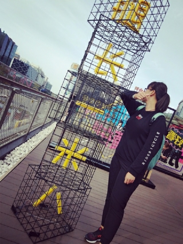 闪光的信院第226期:4号 永远无畏、向阳而生的体育女孩——郝鞅