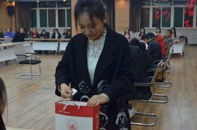 淬炼商学院开展“公以济世 文以经国”模拟公务员大赛