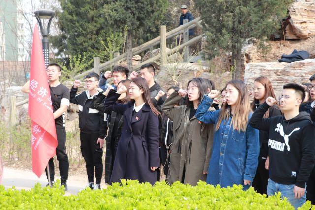 经济与管理学院开展“追忆革命历史丰碑 传承革命红色精神”范村烈士陵园祭扫活动